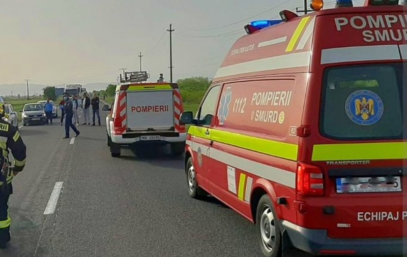 Ambulanţă SMURD implicată într-un accident în Vrancea. Trei persoane au fost rănite, printre care doi paramedici