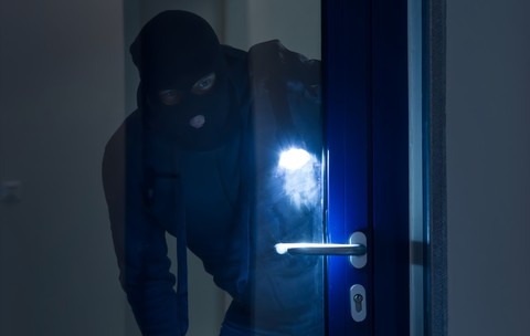 Un hoț a încercat să convingă poliția că a spart un magazin pentru a prinde un alt hoț, în Scoția. A fost prins cu un coș plin de băuturi