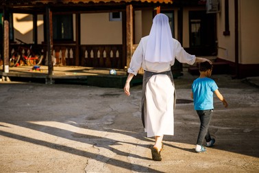 Două călugărițe franciscane îi îngrijesc, zi și noapte, dp copiii din centrul de la Singureni