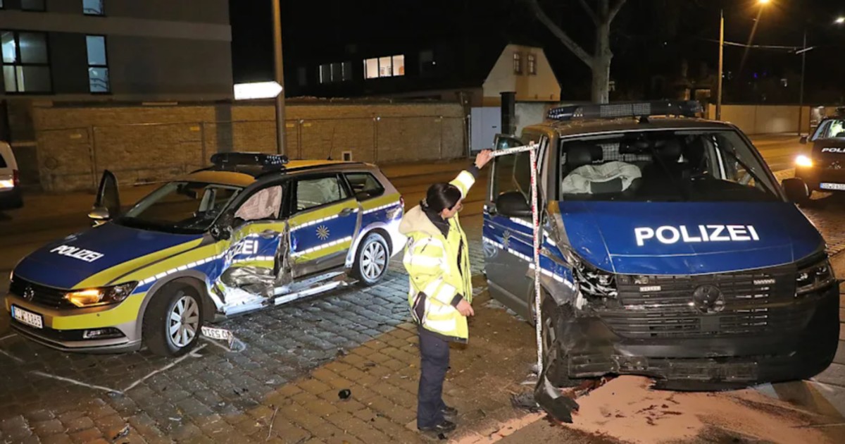 Un polițist efectuează cercetări pe o stradă din Dresda, Germania, la locul unui accident în care au fost implicate două mașini de poliție, 5 martie 2026