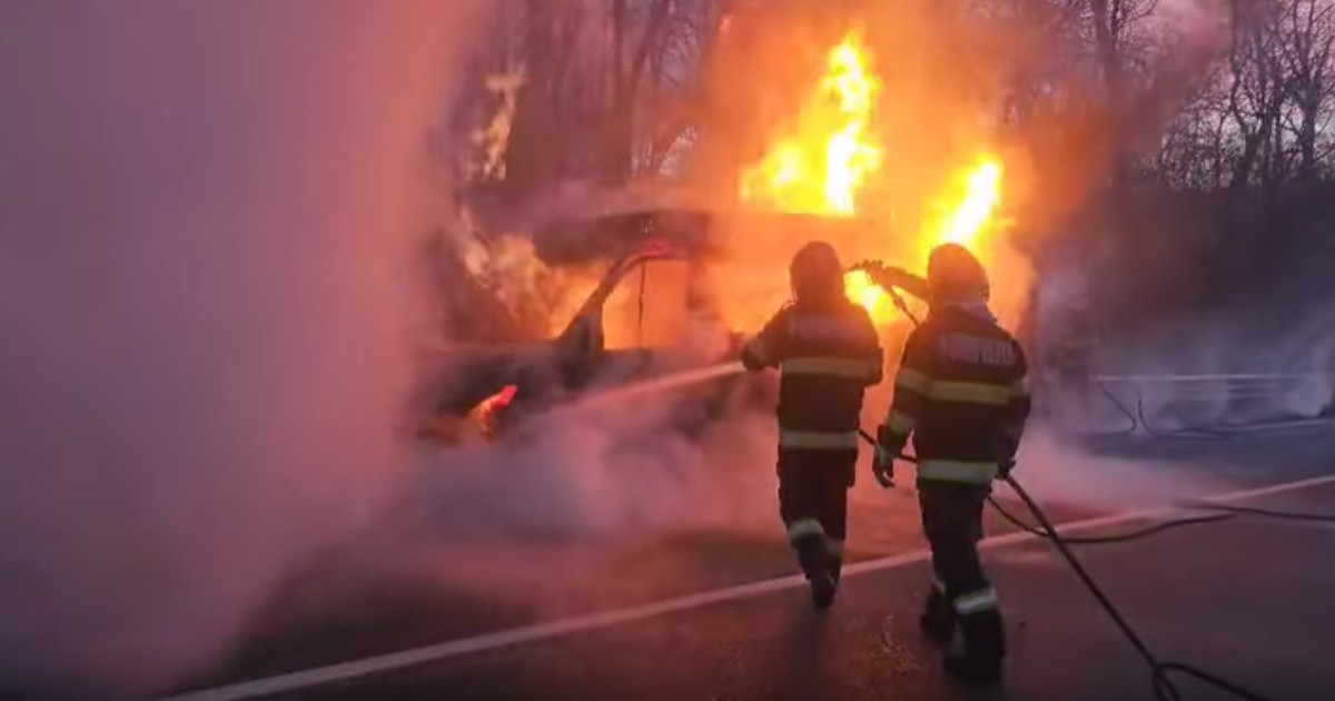 Pompierii au fost surprinși în timp ce încercau să lichideze incendiul.