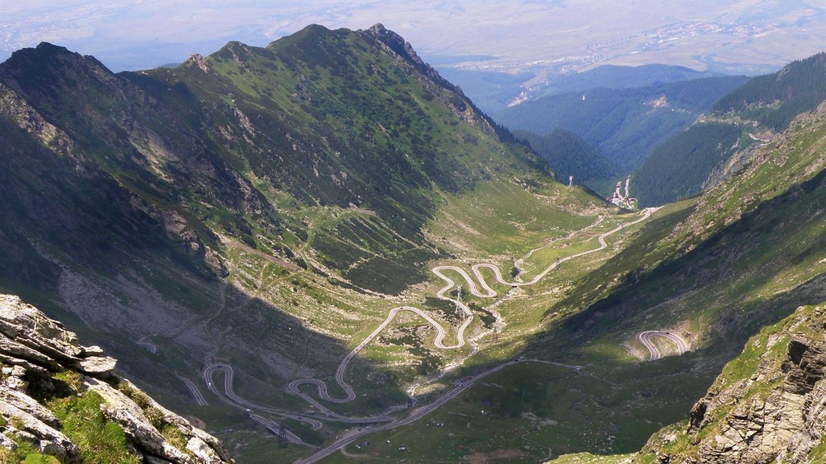 O stâncă de 10 tone va fi detonată de pompieri, pe Transfăgărășan. Circulația va fi oprită luni dimineață