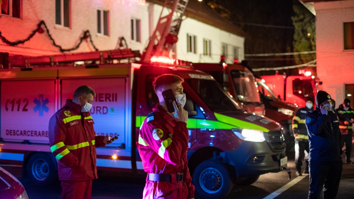 După intrarea în noul an, au urmat telefoanele către familii. Foto: Vlad Chirea