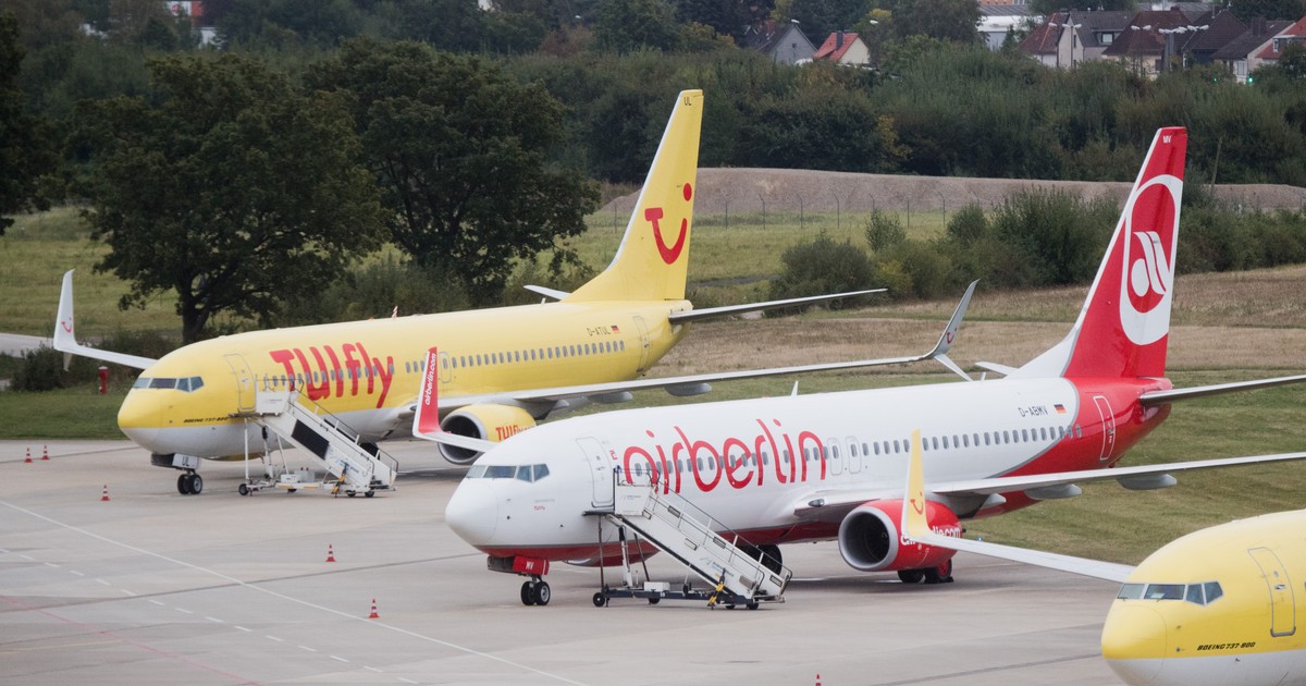 Lufthansa cumpără o parte din Air Berlin pentru 210 milioane de euro, dar Ryanair se plânge la Comisia Europeană din cauza tranzacției. Avioane Air Berlin și Tuifly pe pista unui aeroport