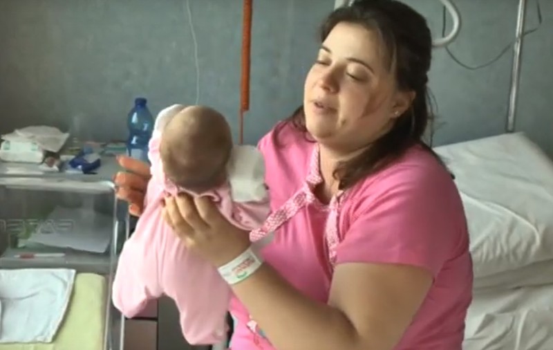 Primul nou-născut al anului 2019 în Italia este fetița unei familii de români | VIDEO