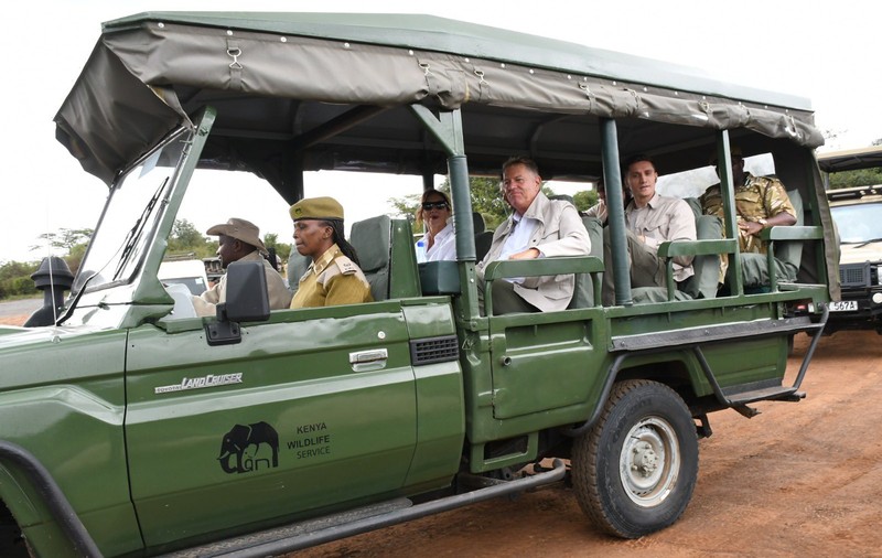 Safari în vreme de război: imagini din Kenya cu președintele Klaus Iohannis și soția sa, în vizită în Parcul Național Nairobi