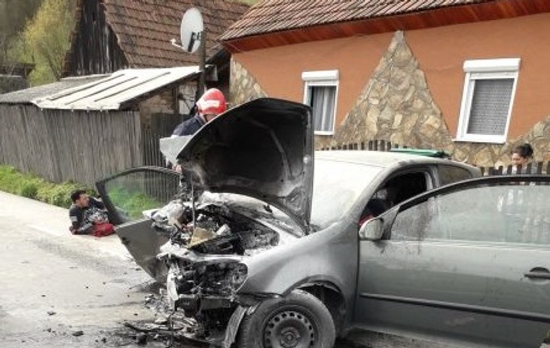 Opt persoane, între care patru copii, rănite într-un accident în județul Arad. Toți erau înghesuiți într-un Volkswagen care a intrat într-un stâlp