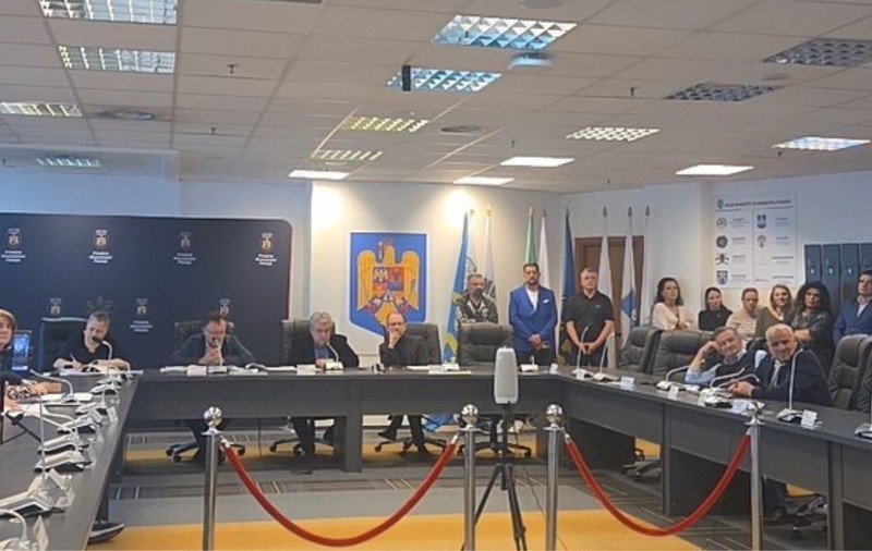A doua ședință suspendată cu scandal la Ploiești. Consilierii locali se ceartă pe tăierea posturilor din Primărie și instituțiile subordonate