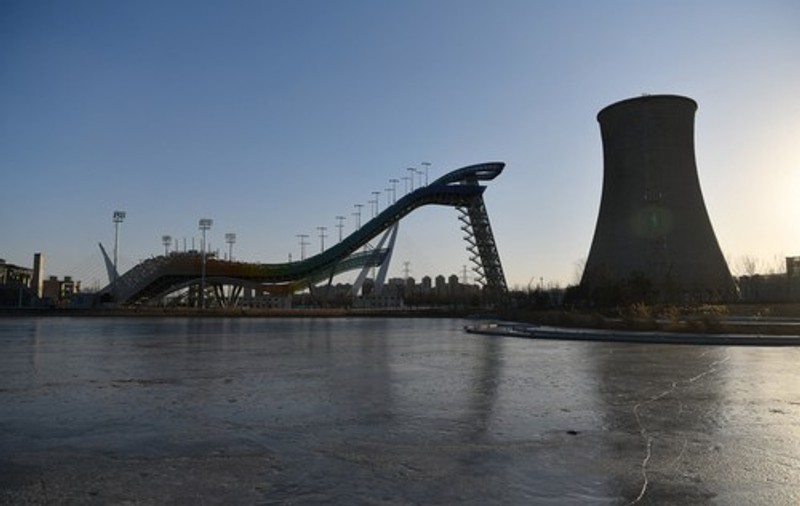 Imagini virale de la Jocurile Olimpice: pârtie de schi, construită în combinatul siderurgic