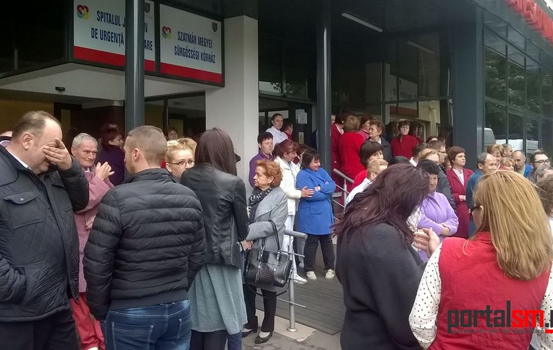 Protest la Spitalul din Satu Mare. Zeci de medici și angajați ai unității medicale, în stradă