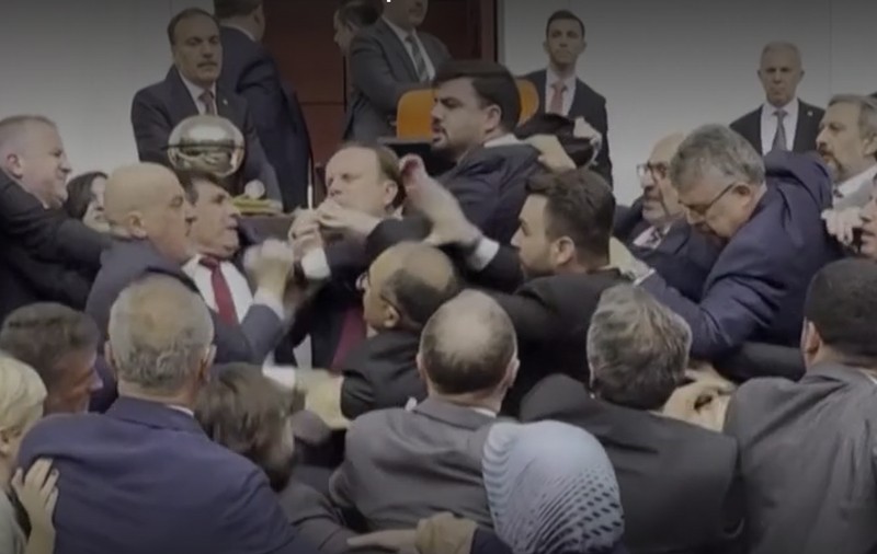 Cel puţin doi deputaţi răniţi într-o încăierare violentă în Parlamentul turc. De la ce a pornit bătaia | VIDEO