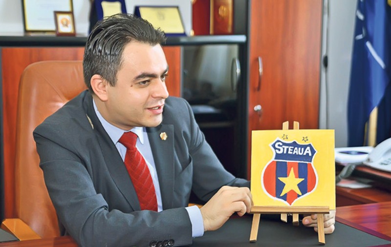 EXCLUSIV | «Câinele» stelist! Cătălin Chiper şi-a umplut biroul cu simboluri roş-albastre | FOTO