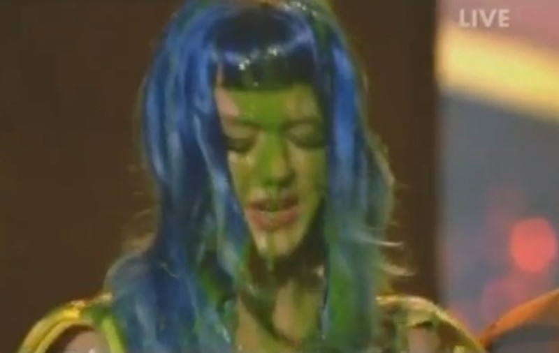 Video / Katy Perry, împroşcată cu un lichid verde