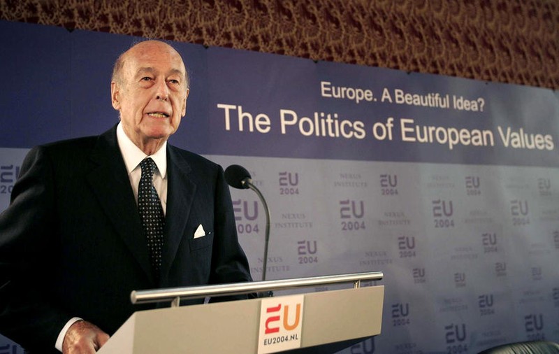 Fostul preşedinte al Franței Valery Giscard d'Estaing a murit din cauza COVID-19