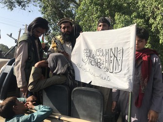 Talibanii flutură steagul lor, după ce au cucerit orașul Jalalabad Foto: EPA