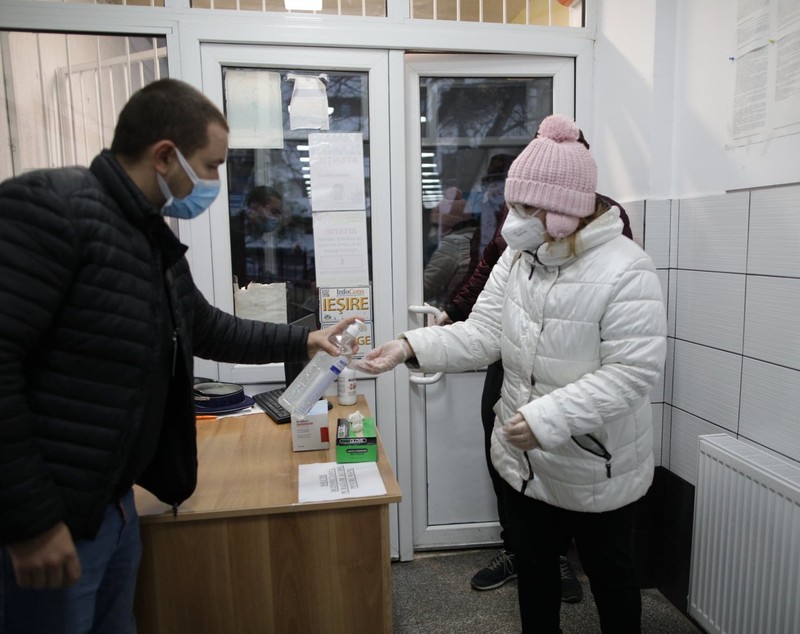 Mască de protecție și distanțare socială. Imagini dintr-o secție de votare cu regulile sanitare