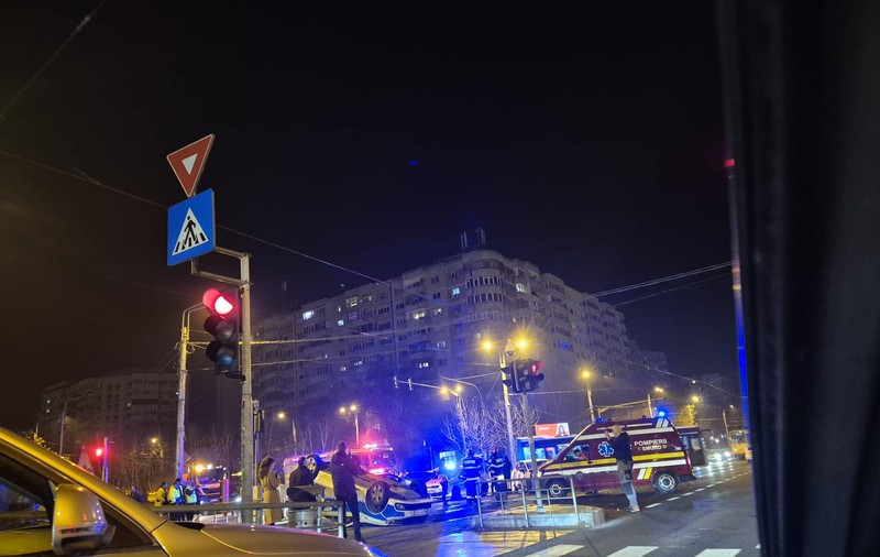 Polițistă aflată în misiune, rănită într-un accident în București. Femeia a ajuns la spital