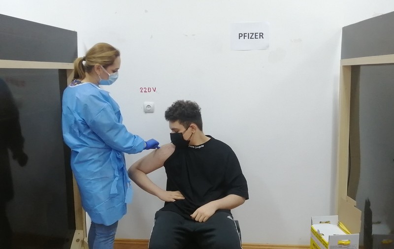 Cel mai tânăr român care s-a vaccinat anti-COVID are 16 ani și este din București: „Nu mi-a fost teamă”