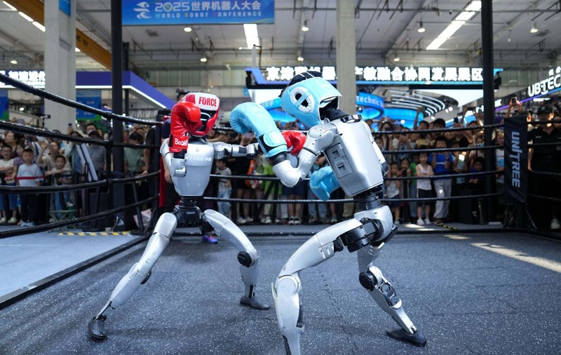 Prima „Olimpiadă” a roboților are loc în China, la Beijing: aceștia se întrec pe pista de atletism, boxează sau joacă tenis de masă