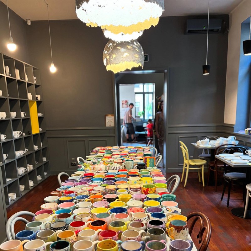 Răzvan vrea să își surprindă prietena anul acesta cu o rezervare la Ceramic Cafe. Foto Facebook-Ceraic Cafe București