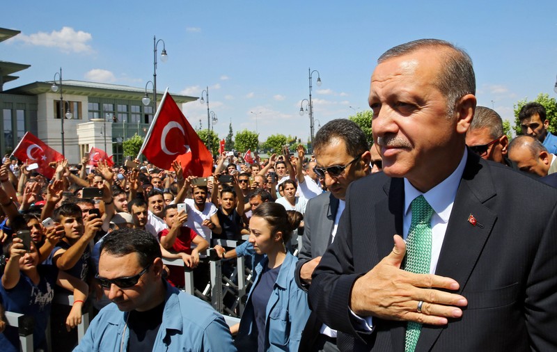Un fotbalist celebru face plecăciuni în fața lui Erdogan: ”Comandantul meu șef sunteți dumneavoastră”. Totuși, cineva l-a sfidat pe dictator!