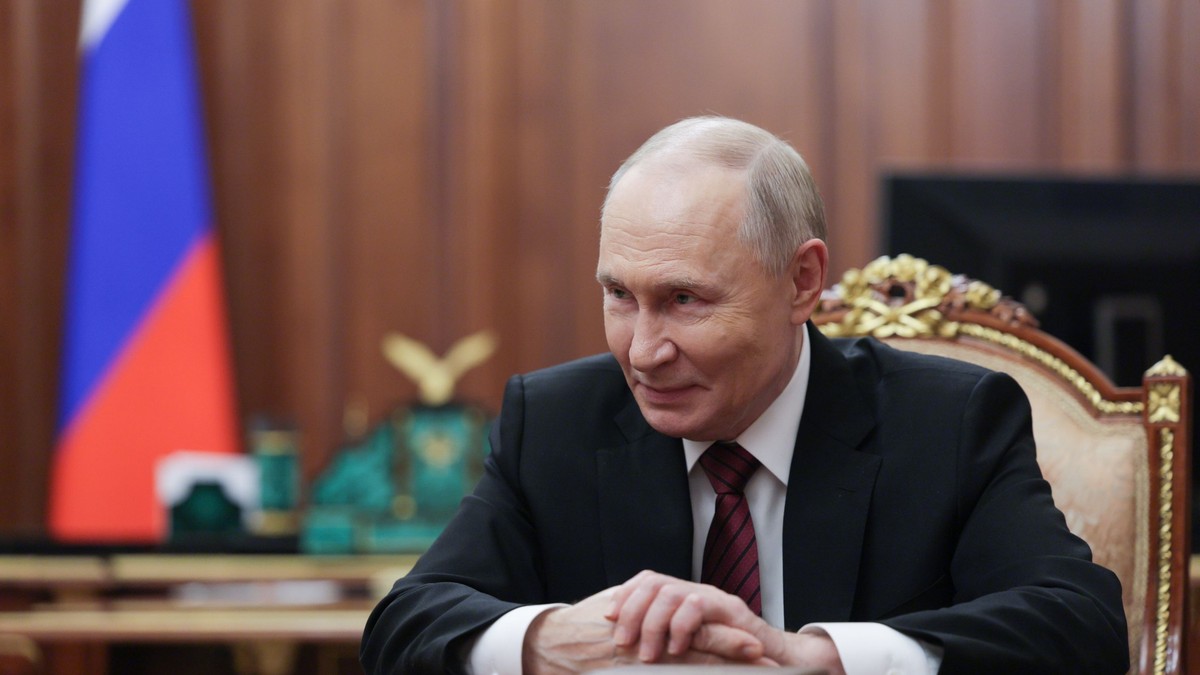 Președintele rus Vladimir Putin se întâlnește cu președintele Curții Constituționale, Valeri Zorkin, la Kremlinul din Moscova, Rusi