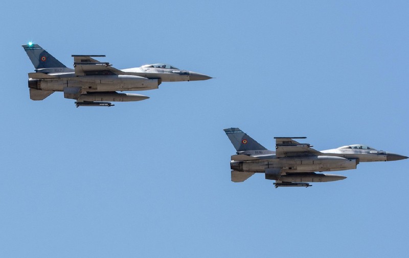 Avioane străine, intrate în spațiul aerian al țării noastre. Patru avioane de vânătoare F-16 și Eurofighter, trimise de România la granița cu Ucraina