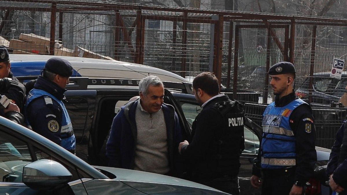 Călin Georgescu coboară din mașină , înconjurat de Poliție și Jandarmerie