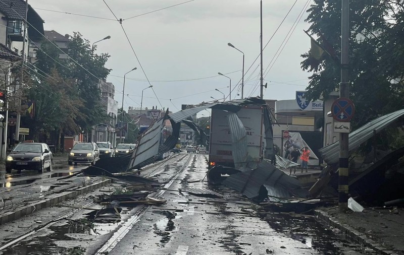 Furtunile violente din nord-vestul țării au făcut prăpăd: copaci doborâți, acoperișuri luate de vânt și mașini distruse. FOTO