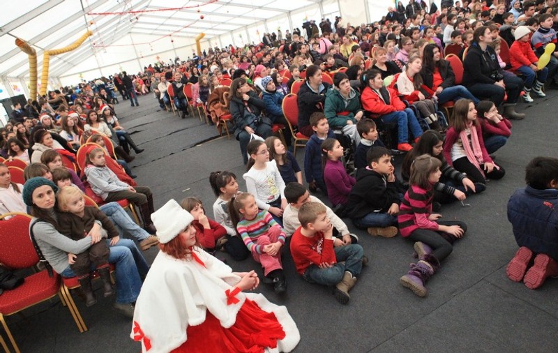 Record de copii la întâlnirea cu Moş Crăciun la Palatele Brâncoveneşti