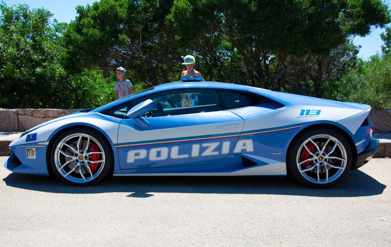 Un polițist a condus un Lamborghini cu 270 km/h pe autostradă pentru a salva viața unui om
