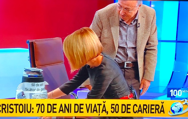 La 70 de ani, Ion Cristoiu și-a serbat ziua de naștere în emisiunea Sandrei Stoicescu. Ce cadou spectaculos a primit