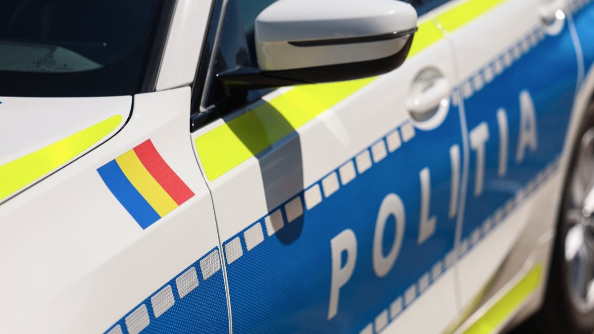 O mașină a Poliției Române, parcată