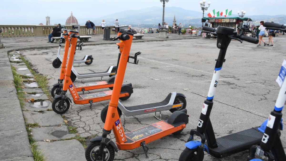 Florența, septembrie 2021: scutere electrice parcate în orașul Florența, în piața Michelangelo, Italia.