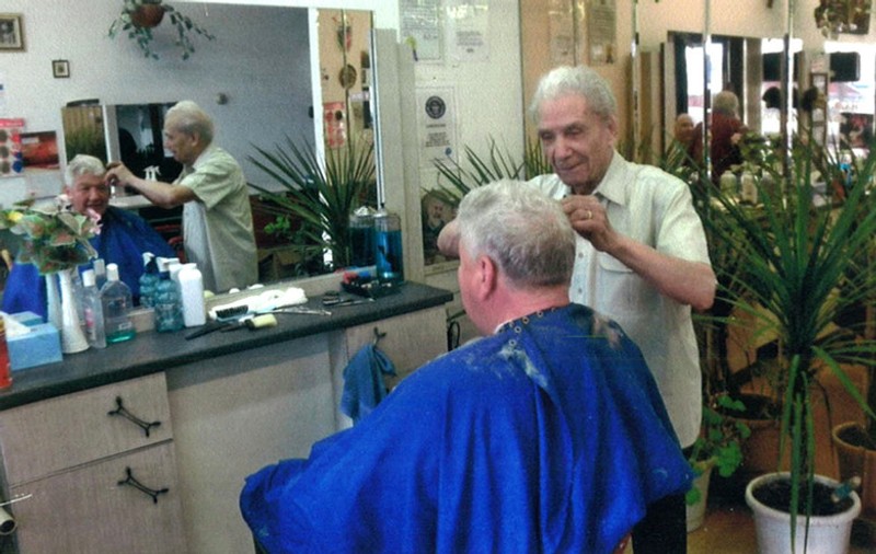 A murit cel mai bătrân frizer din lume. Anthony Mancinelli a lucrat până la 108 ani