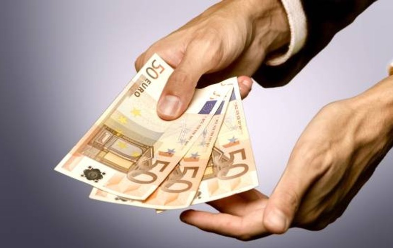 Un fals poliţist prostea credulii ”penali” că îi scapă de dosare. Pe bani frumoşi