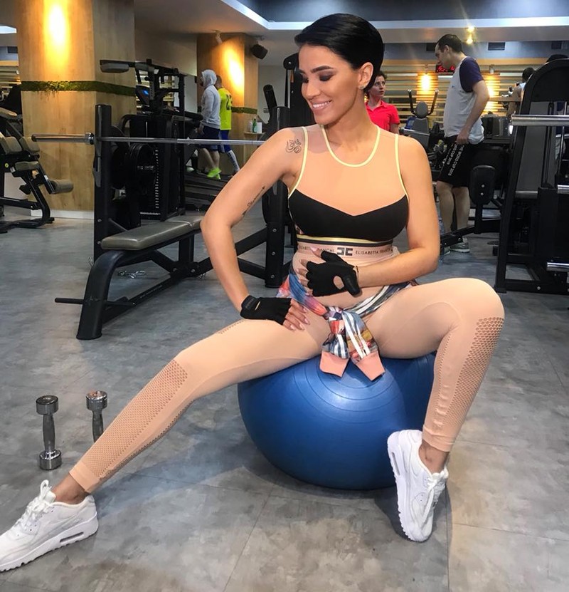Adelina pestritu. Vedeta s-a pozat în sala de sport, ținând mâna pe burtica de gravidă