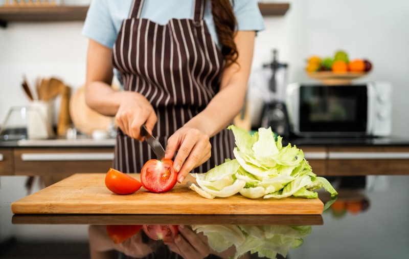 Cum întreții un blat de masă din stejar pentru a-i păstra frumusețea și rezistența?