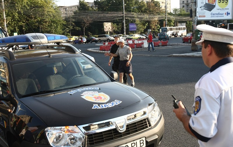 EL SE ASCUNDEA DE POLIȚIE, dar L-AU PRINS ÎN TRAFIC, la un control de rutină