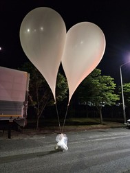 29 May 2024, South Korea, ---: Balloons presumably sent by North Korea, was found in South Chungcheong Province. Some 90 such balloons have been discovered so far in Gyeonggi and Gangwon provinces, bordering North Korea, according to military and police sources, adding that they did not carry propaganda leaflets but contained trash and other waste. Photo: -/YNA/dpa