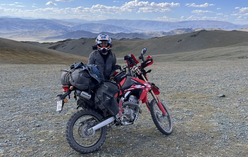 Ioana Tănase, femeia care a călătorit singură cu motocicleta, din România până în Mongolia: „Țipam și plângeam de fericire, într-un peisaj de vis”