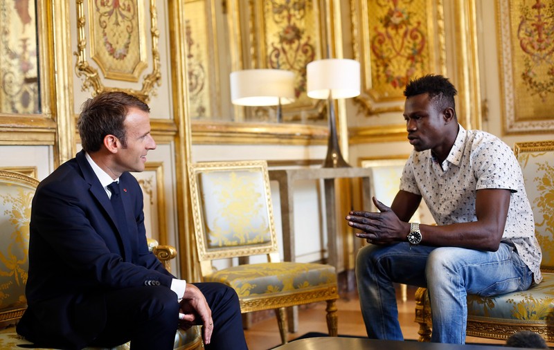 Ce i-a promis Emmanuel Macron lui Mamoudou Gassama, eroul care a salvat un copil la Paris