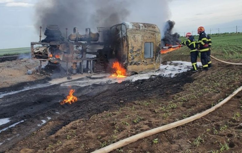 O cisternă cu motorină s-a răsturnat și a explodat, în Brăila. Imagini de la intervenția pompierilor