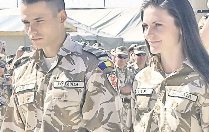 După ce au făcut cununia civilă în Afganistan, doi tineri militari români s-au întors în ţară pentru nuntă