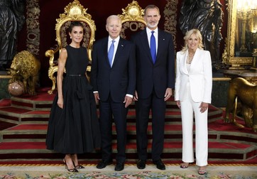 epa10039382 Spain's King Felipe VI (2-R) and Queen Letizia (L), US President Joe Biden (2-L) and US First Lady Jill Biden (R) pose for photographers during a royal reception for heads of governments and states held at the Royal Palace in Madrid, Spain, 28 June 2022. Heads of States and Governments from NATO's member countries and key partners are gathering in Madrid to discuss important issues facing the Alliance and endorse NATO's new Strategic Concept, the Organization said. EPA-EFE/JUANJO MARTIN / POOL