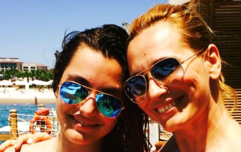 Andreea Esca, SENZAȚIONALĂ în costum de baie. În ce formă este știrista! Ea ca ea, dar CE BINE ARATĂ FIICA FOTO