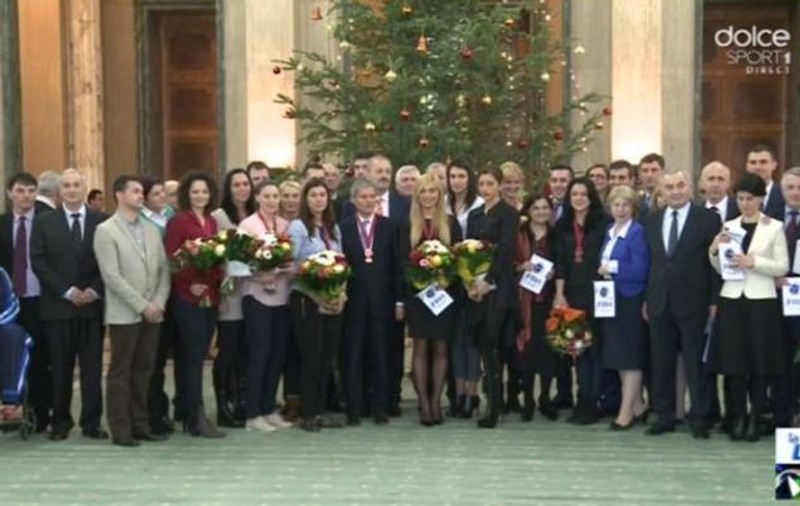 Guvernul a premiat echipa de handbal feminin, câştigătoarea bronzului Campionatului Mondial. Prima de fiecare jucătoare a fost suplimentată de trei ori. Vor rentă viageră. Se simt nedreptățite de Federația Internațională
