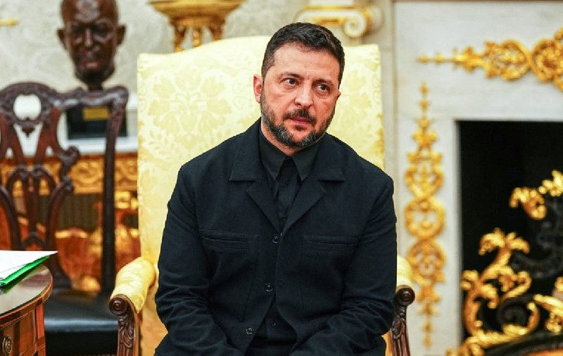 Costumul lui Zelenski de la Casa Albă, noua senzație mondială. De unde poți să-l comanzi și tu