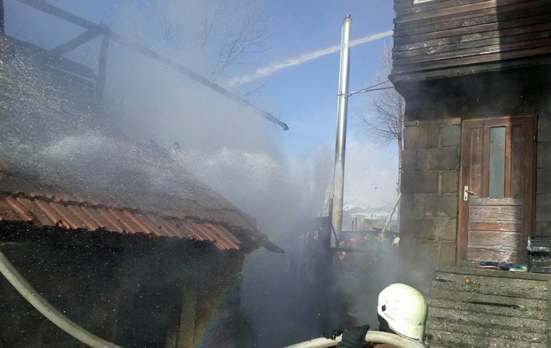 Incendiu izbucnit la o casă din Prahova. O bătrână a fost găsită carbonizată în locuință