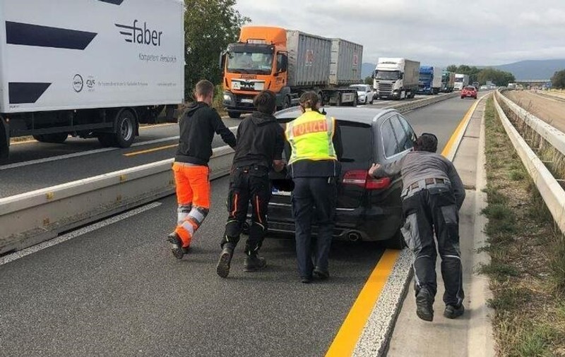 Doi români împingeau mașina pe autostradă, în Germania, rupți de beți, și au crezut că medicul venit să-i testeze îi va vaccina